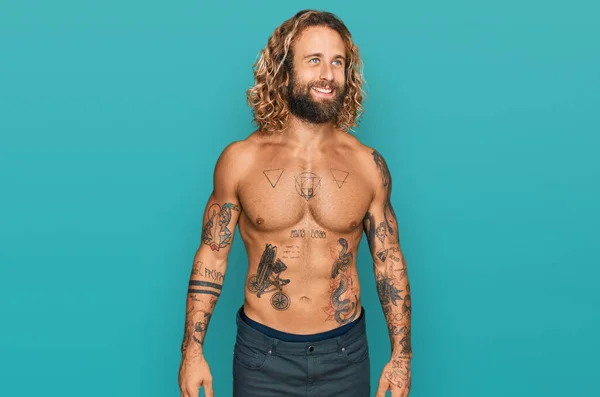 Όμορφος Άντρας Γενειάδα Και Μακριά Μαλλιά Στέκεται Shirtless Δείχνει Τατουάζ — Φωτογραφία Αρχείου