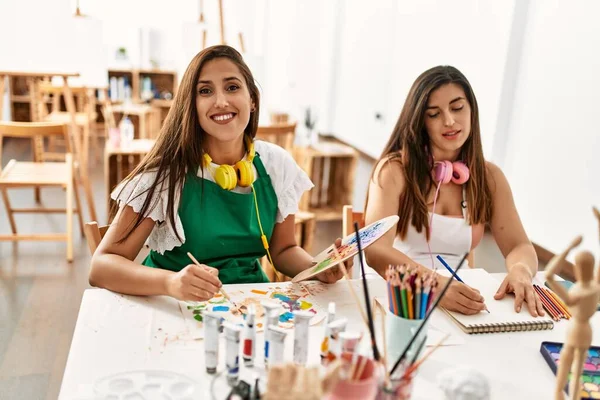 Due Studenti Pittura Latina Sorridenti Pittura Felice Seduti Sul Tavolo — Foto Stock