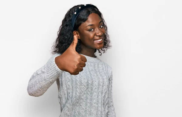 Güzel Afrikalı Genç Bir Kadın Günlük Kışlık Süveter Giyiyor Elleriyle — Stok fotoğraf