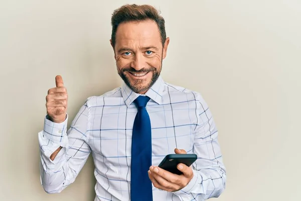 Empresário Meia Idade Usando Smartphone Sorrindo Feliz Positivo Polegar Fazendo — Fotografia de Stock