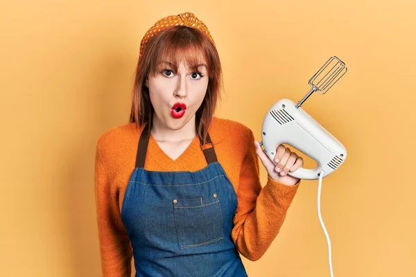 Kızıl Saçlı Genç Kadın Elinde Pasta Blenderi Tutuyor Elektrik Mikseri — Stok fotoğraf