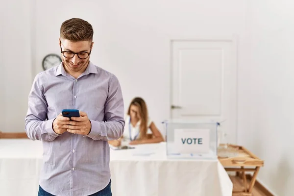 Mladý Volič Používající Smartphone Stojící Volebního Stolu Volebním Středisku — Stock fotografie