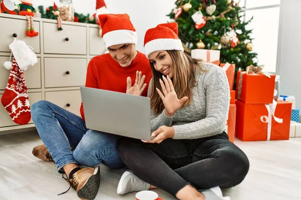 Pareja Joven Sonriendo Feliz Usando Sombrero Navidad Sentado Suelo Con —  Fotos de Stock