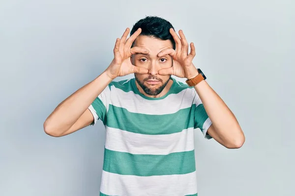 Jovem Hispânico Vestindo Roupas Casuais Tentando Abrir Olhos Com Dedos — Fotografia de Stock