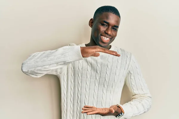 Jovem Afro Americano Vestindo Roupas Casuais Gesticulando Com Mãos Mostrando — Fotografia de Stock