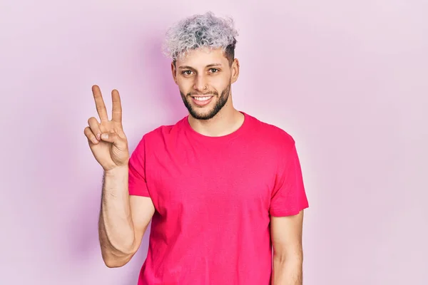 Jonge Spaanse Man Met Modern Geverfd Haar Met Casual Roze — Stockfoto