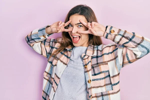 Jeune Fille Caucasienne Portant Des Vêtements Décontractés Faisant Symbole Paix — Photo