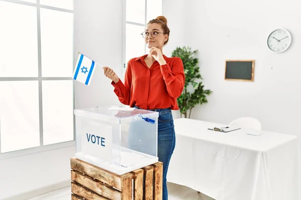 Mladá Brunetka Která Hlasuje Dává Obálku Volební Urny Drží Izraelskou — Stock fotografie