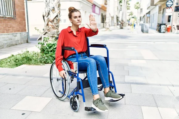 Mladá Brunetka Žena Sedí Invalidním Vozíku Venku Otevřenou Rukou Dělat — Stock fotografie