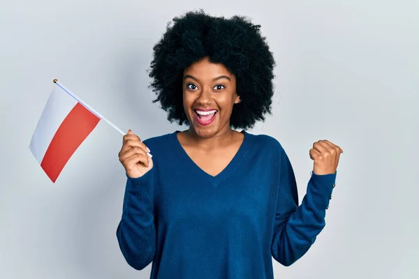 Jong Afrikaans Amerikaans Vrouw Houden Poland Vlag Wijzen Duim Naar — Stockfoto