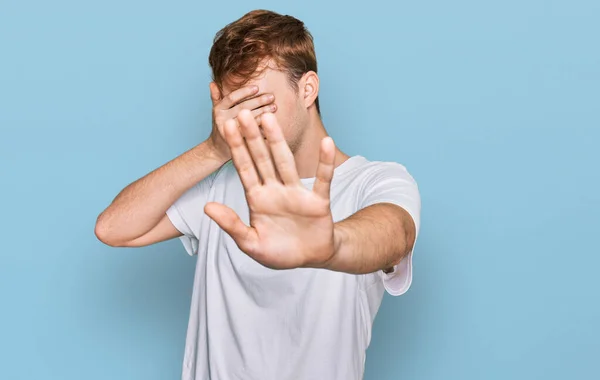 Junger Kaukasischer Mann Lässigem Weißem Shirt Das Die Augen Mit — Stockfoto