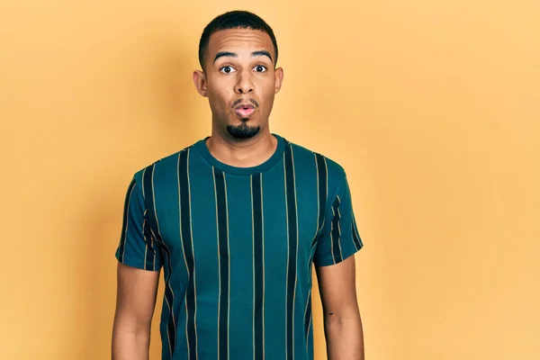 Junger Afrikanisch Amerikanischer Mann Lässiger Kleidung Verängstigt Und Erstaunt Mit — Stockfoto