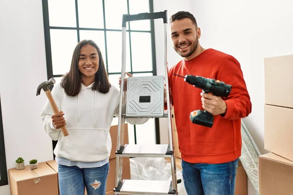 Jovem Casal Hispânico Sorrindo Feliz Reparando Nova Casa — Fotografia de Stock