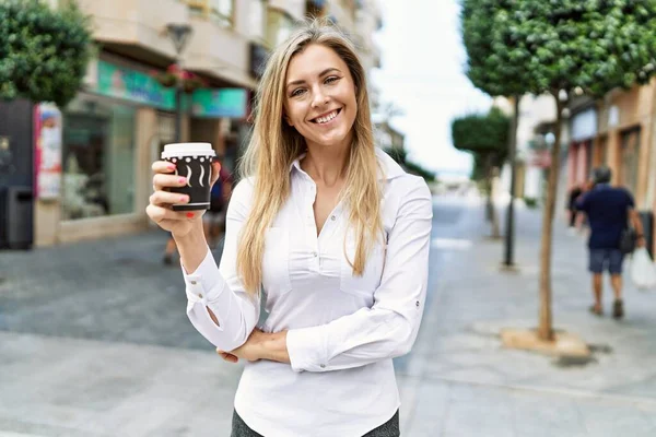 Hermosa Mujer Rubia Sonriendo Feliz Aire Libre Día Soleado Tomando — Foto de Stock