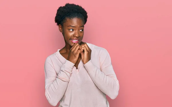 Jong Afrikaans Amerikaans Meisje Dragen Casual Kleding Lachen Nerveus Enthousiast — Stockfoto
