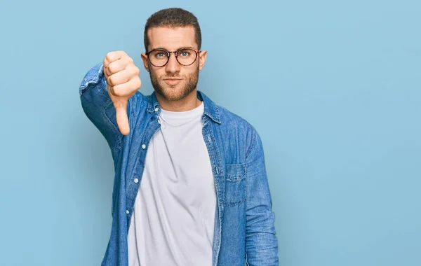 Joven Hombre Caucásico Vistiendo Ropa Casual Que Infeliz Enojado Mostrando — Foto de Stock