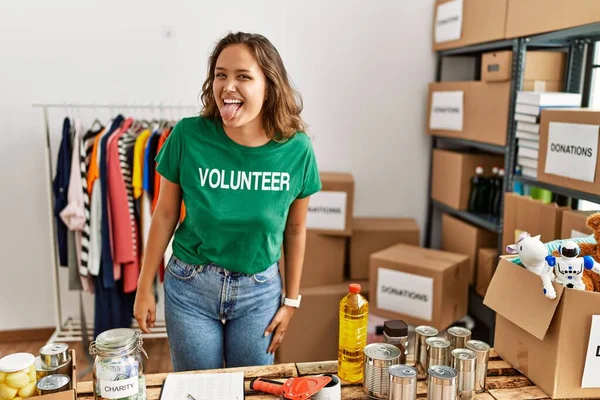 Bağışlarda Gönüllü Tişört Giyen Güzel Spanyol Kadın Komik Bir Ifadeyle — Stok fotoğraf