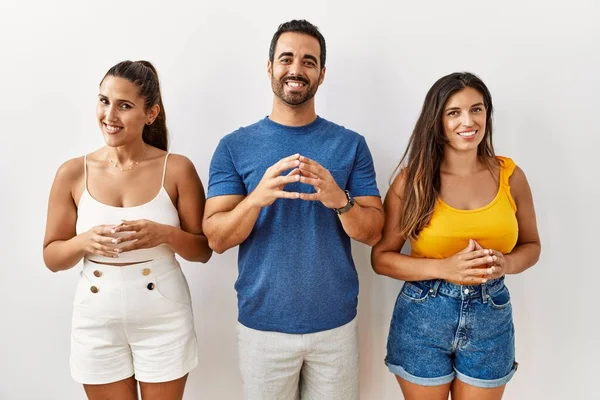 Grupp Unga Latinamerikaner Står Över Isolerade Bakgrundshänder Tillsammans Och Fingrarna — Stockfoto