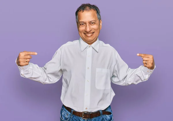 Hombre Indio Mediana Edad Vistiendo Una Camisa Blanca Casual Que — Foto de Stock