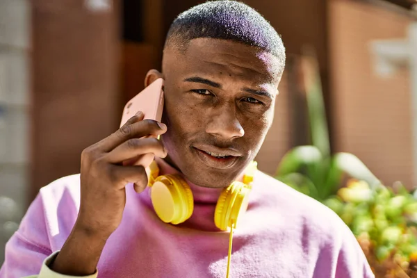 Jeune Homme Afro Américain Souriant Heureux Parler Sur Smartphone Ville — Photo