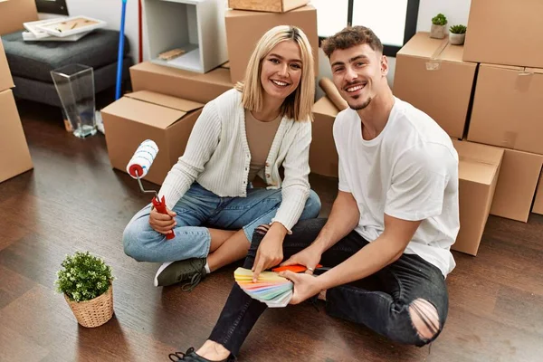 Young Caucasian Couple Smiling Happy Choosing Paint Color New Home — Stock Photo, Image