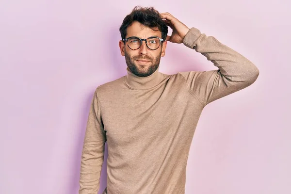 Homem Bonito Com Barba Vestindo Camisola Gola Alta Óculos Confundem — Fotografia de Stock