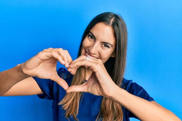 Jovem Mulher Bonita Vestindo Roupas Casuais Sorrindo Amor Mostrando Símbolo — Fotografia de Stock