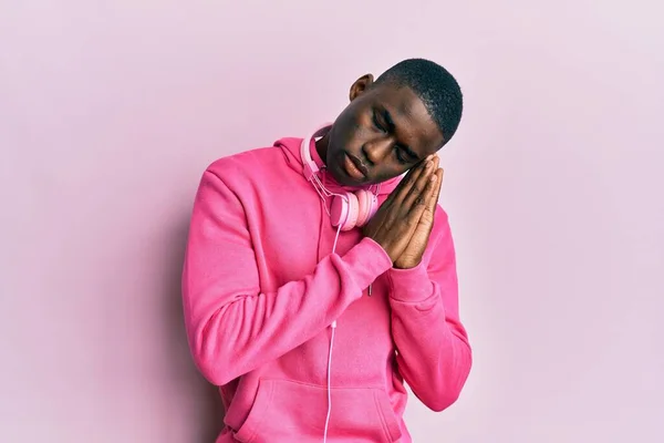 Joven Afroamericano Hombre Usando Ropa Gimnasio Usando Auriculares Durmiendo Cansado —  Fotos de Stock