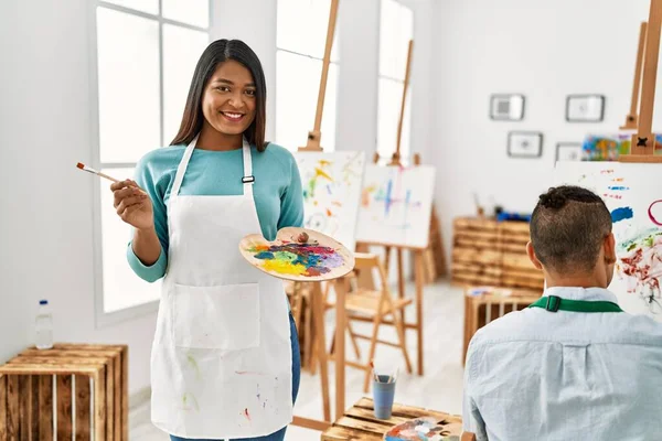 Jovem Pintor Latino Casal Sorrindo Pintura Feliz Estúdio Arte — Fotografia de Stock