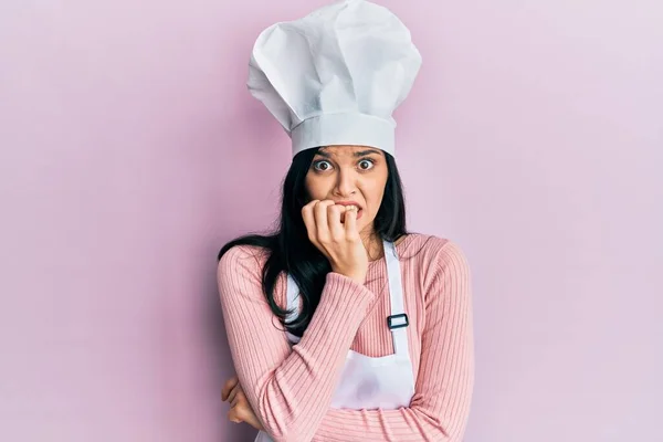 Mujer Hispana Joven Vistiendo Uniforme Panadero Sombrero Cocinero Buscando Estresado —  Fotos de Stock