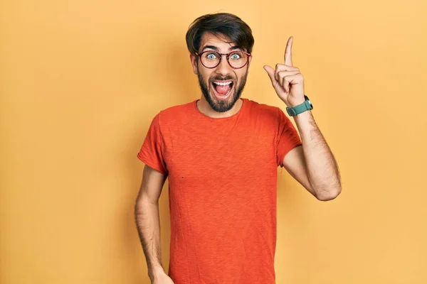 Joven Hombre Hispano Con Ropa Casual Gafas Apuntando Con Dedo —  Fotos de Stock