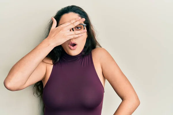 Mulher Bonita Oriente Médio Vestindo Roupas Casuais Óculos Espreitando Choque — Fotografia de Stock