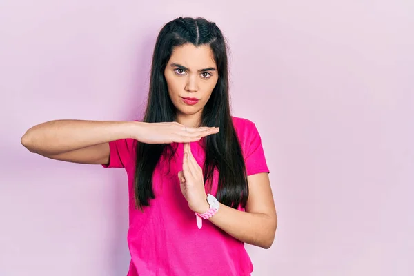 Joven Chica Hispana Vistiendo Camiseta Rosa Casual Haciendo Gesto Tiempo — Foto de Stock