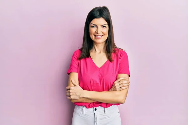 Mujer Hispana Joven Vistiendo Ropa Casual Cara Feliz Sonriendo Con —  Fotos de Stock