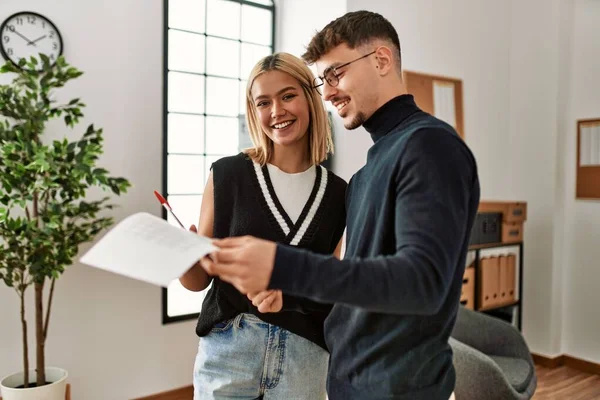 Dos Trabajadores Negocios Sonriendo Feliz Lectura Papeleo Oficina — Foto de Stock