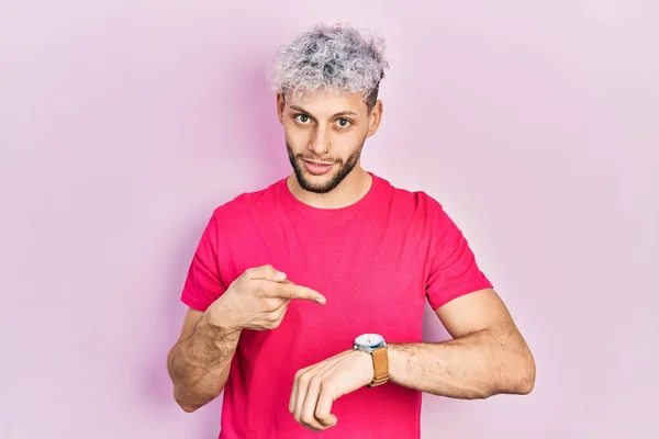 Jonge Spaanse Man Met Modern Geverfd Haar Draagt Casual Roze — Stockfoto