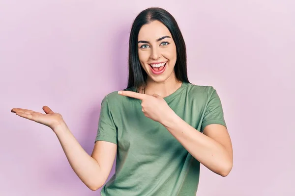 Mooie Vrouw Met Blauwe Ogen Dragen Casual Shirt Verbaasd Glimlachen — Stockfoto