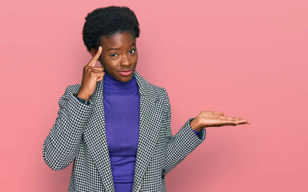 Jovem Afro Americana Vestindo Roupas Casuais Confusa Irritada Com Palma — Fotografia de Stock