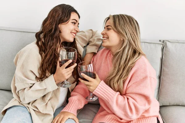 Mladý Pár Usměvavý Šťastný Toasting Červeným Vínem Sklenice Doma — Stock fotografie