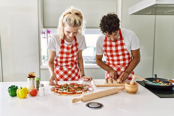 Jong Paar Glimlachen Gelukkig Koken Italiaanse Pizza Keuken — Stockfoto