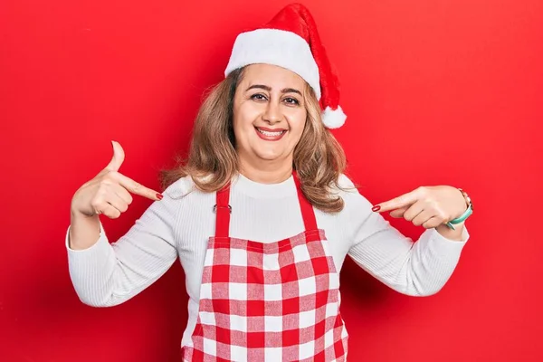 Mujer Caucásica Mediana Edad Vistiendo Delantal Cocinero Sombrero Navidad Mirando —  Fotos de Stock