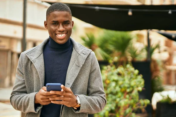 Jeune Homme Afro Américain Souriant Heureux Utilisant Smartphone Ville — Photo