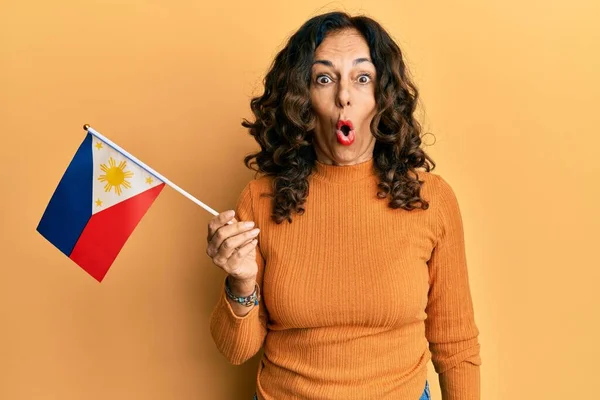 Middle Age Hispanic Woman Holding Philippines Flag Scared Amazed Open — Stock Photo, Image