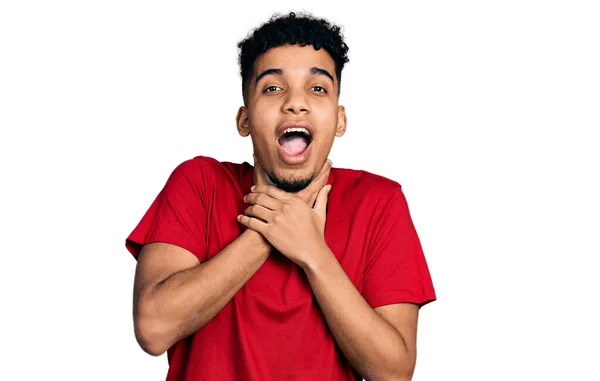 Joven Hombre Afroamericano Vistiendo Casual Camiseta Roja Gritando Sofocar Porque —  Fotos de Stock