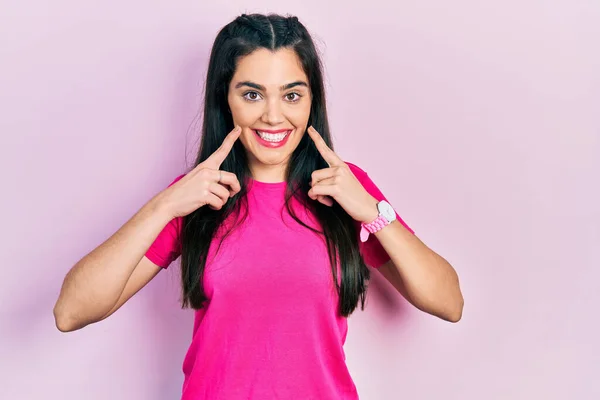 Молода Іспаномовна Дівчина Повсякденній Рожевій Сорочці Посміхається Відкритим Ротом Пальці — стокове фото