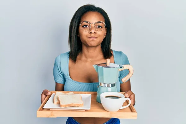 Młoda Afroamerykanka Trzymająca Tacę Jedzeniem Śniadanie Nadyma Policzki Śmieszną Twarzą — Zdjęcie stockowe