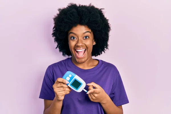 Joven Mujer Afroamericana Sosteniendo Dispositivo Glucosímetro Celebrando Loco Sorprendido Por — Foto de Stock