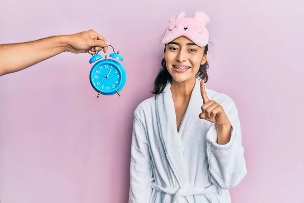 Menina Adolescente Hispânica Com Aparelho Dentário Usando Máscara Sono Roupão — Fotografia de Stock