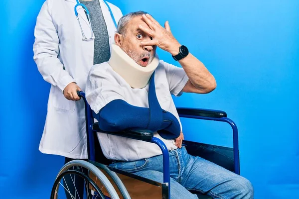 Hombre Mayor Guapo Con Barba Sentado Silla Ruedas Con Cuello — Foto de Stock