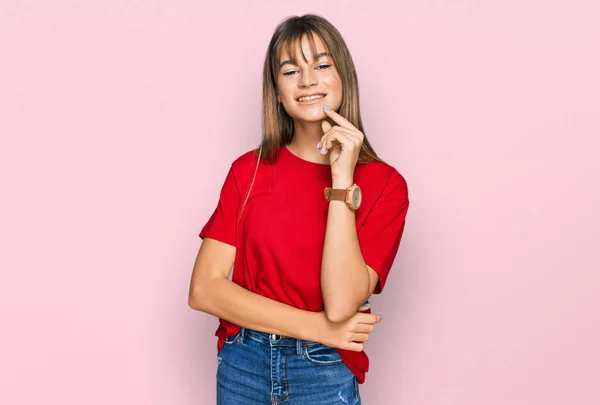 Nastolatka Rasy Kaukaskiej Ubrana Czerwoną Koszulkę Wyglądająca Pewnie Przed Kamerą — Zdjęcie stockowe